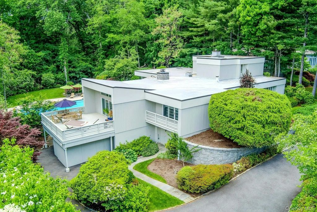 10 Cypress Point Drive, Purchase