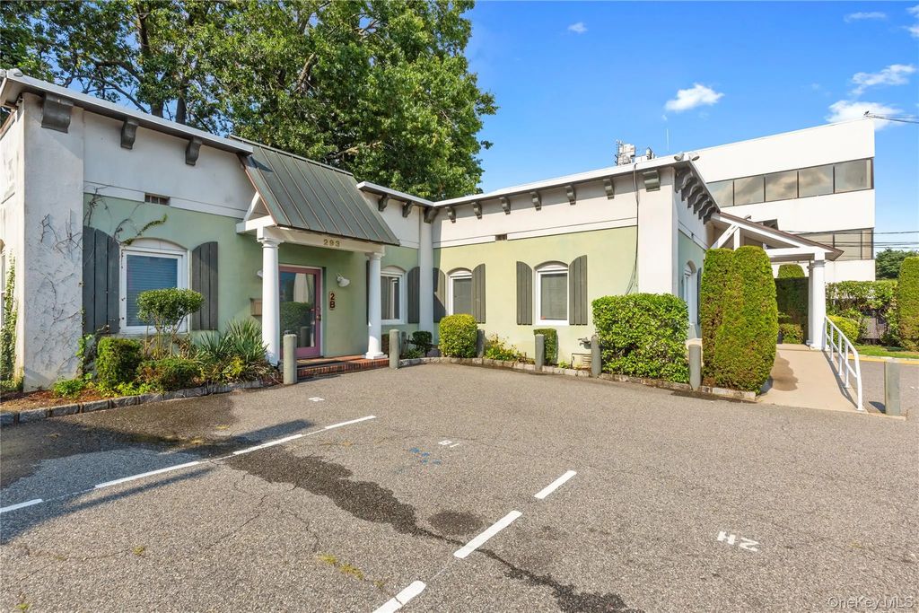 293 Castle Avenue, Westbury