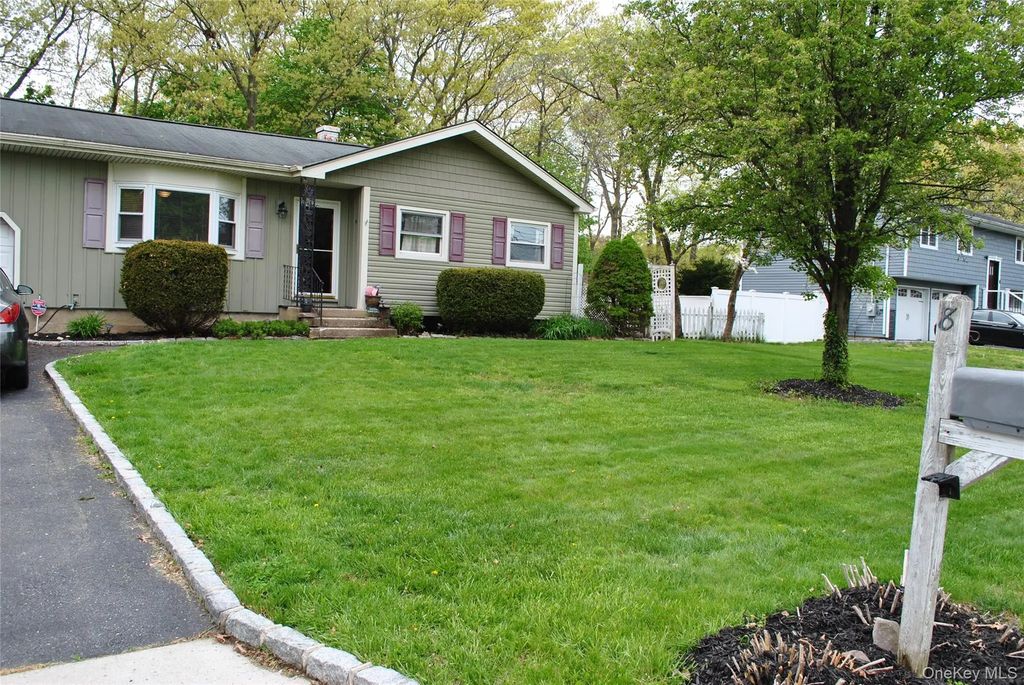8 Shenandoah Boulevard, Port Jefferson Station