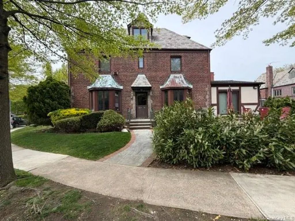 13843 76th Avenue, Flushing