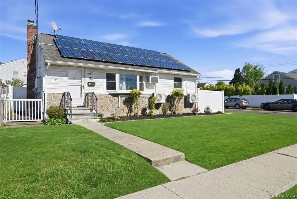 10 Gardner Avenue, Hicksville