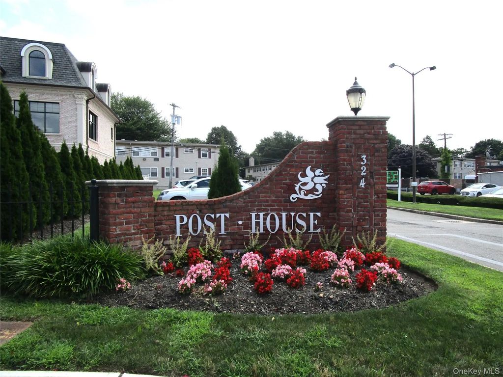 324 Post Avenue # 9f, Westbury