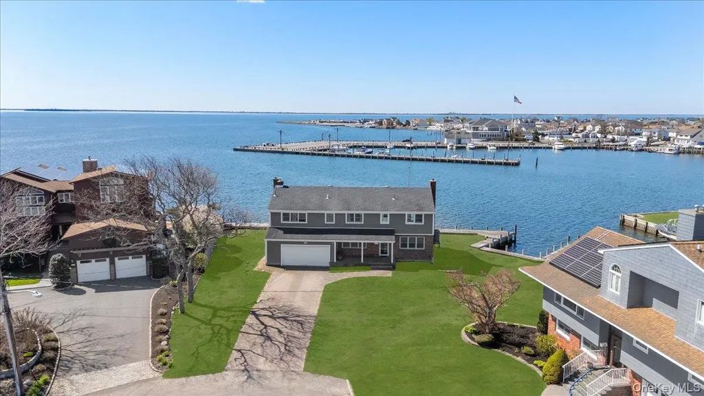 160 Sequams Lane W, West Islip