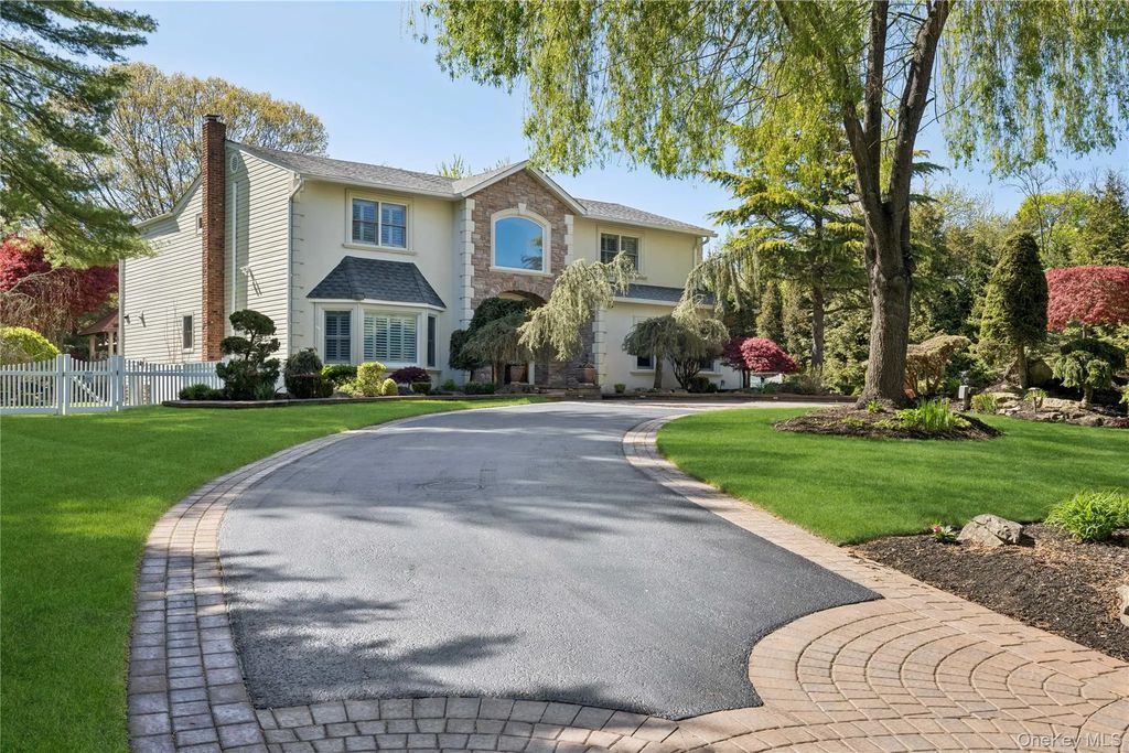 70 Laurel Court, Laurel Hollow