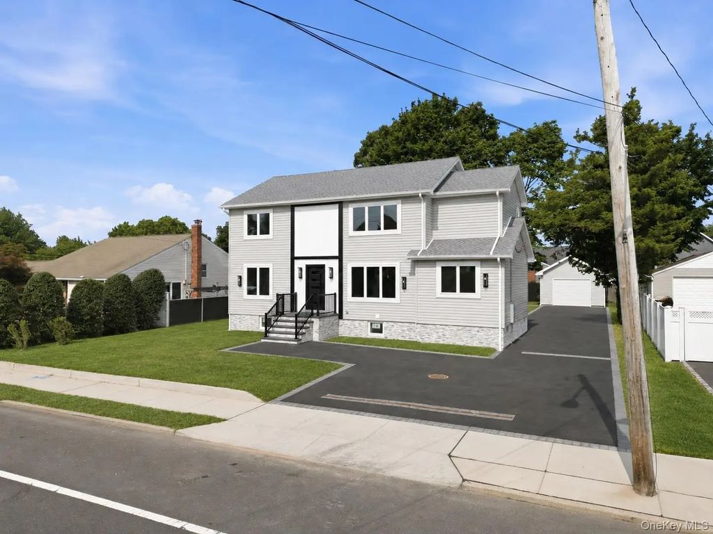 136 Udall Road, West Islip