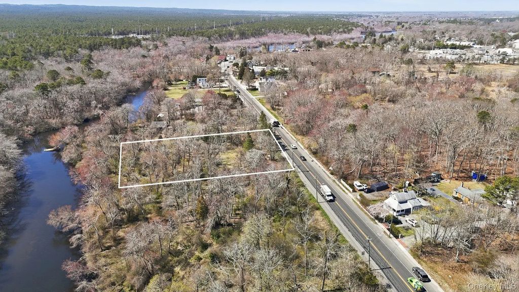1011-1021 W Main Street, Riverhead