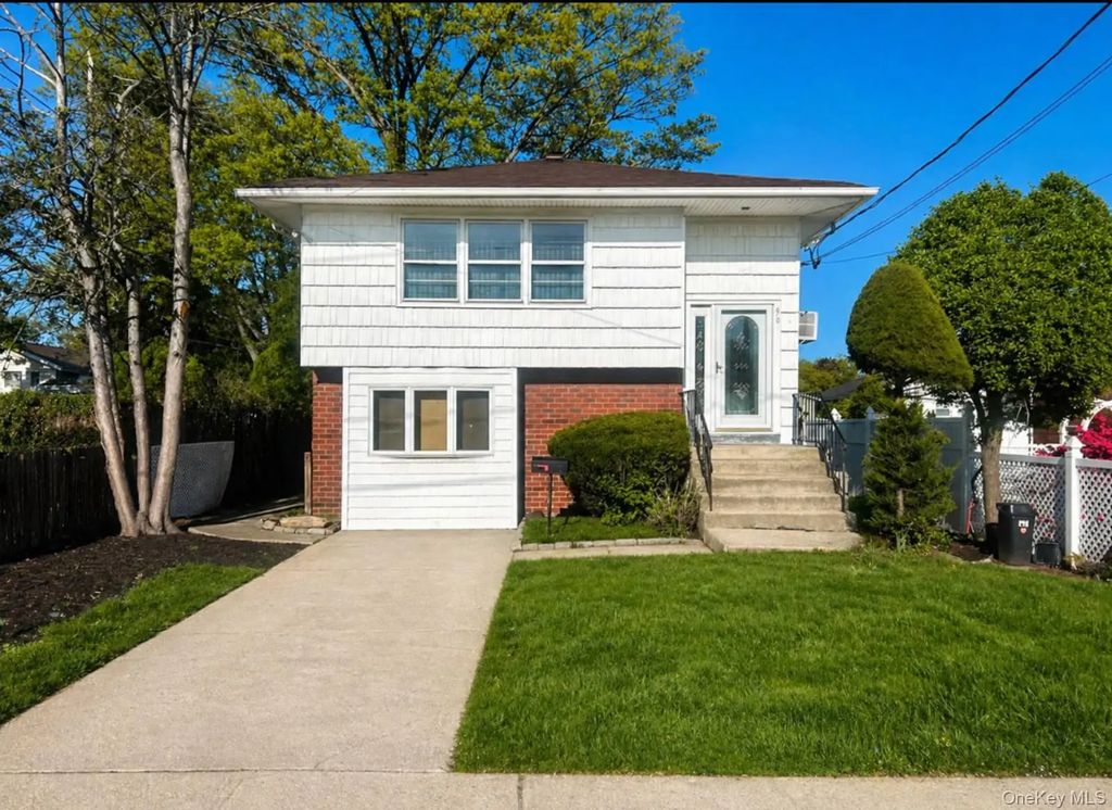 960 Linden Avenue, Westbury