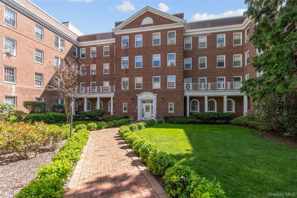 90 Knightsbridge Road # 4j, Great Neck