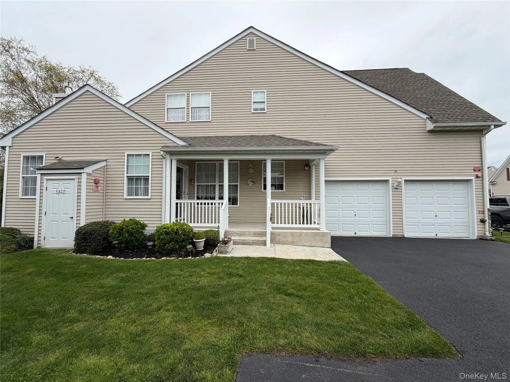 19 Meadow Pond Circle, Miller Place