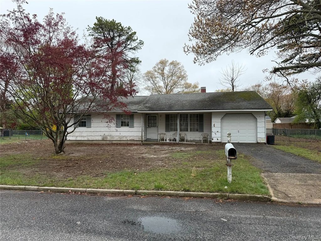 6 Christmann Avenue, East Moriches