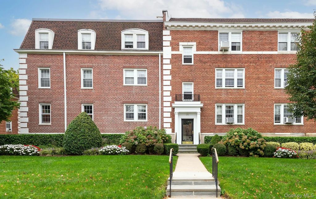 26 Hamilton Place A2, Garden City