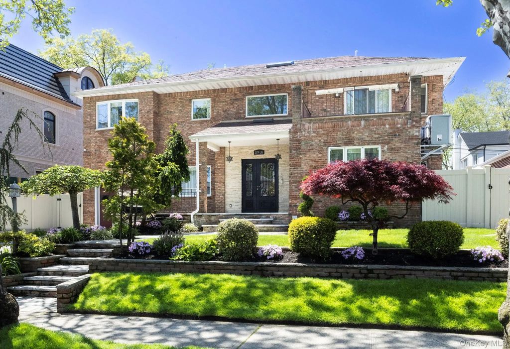 219-26 Peck Avenue, Hollis Hills