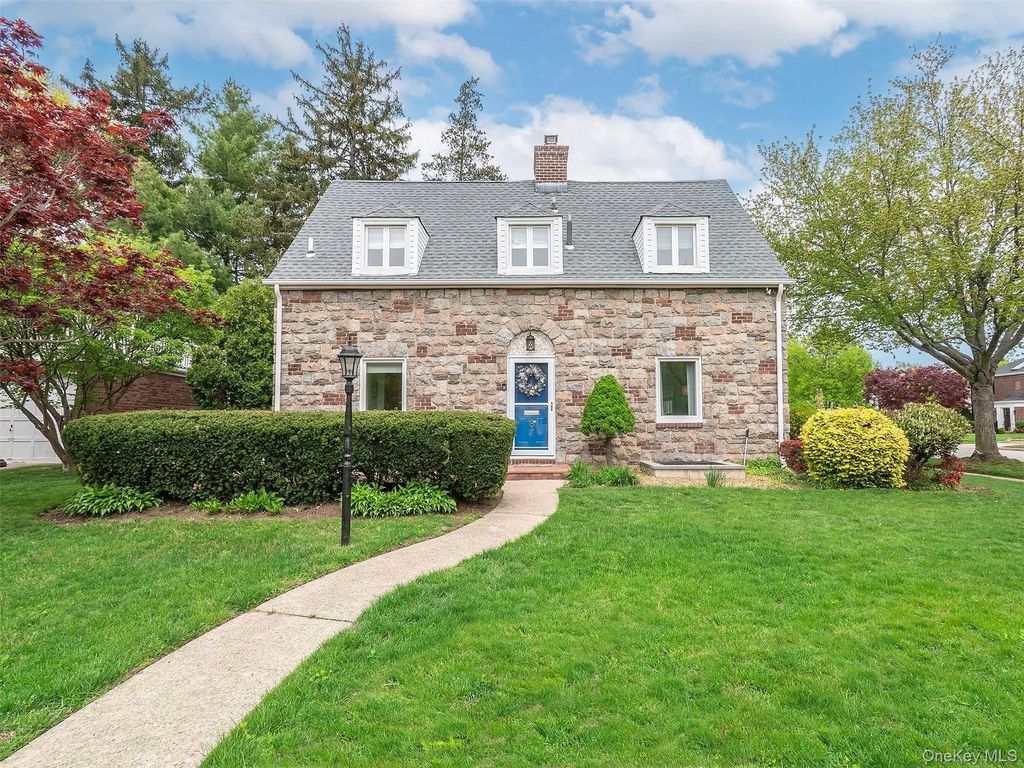 81 Huntington Road, Garden City