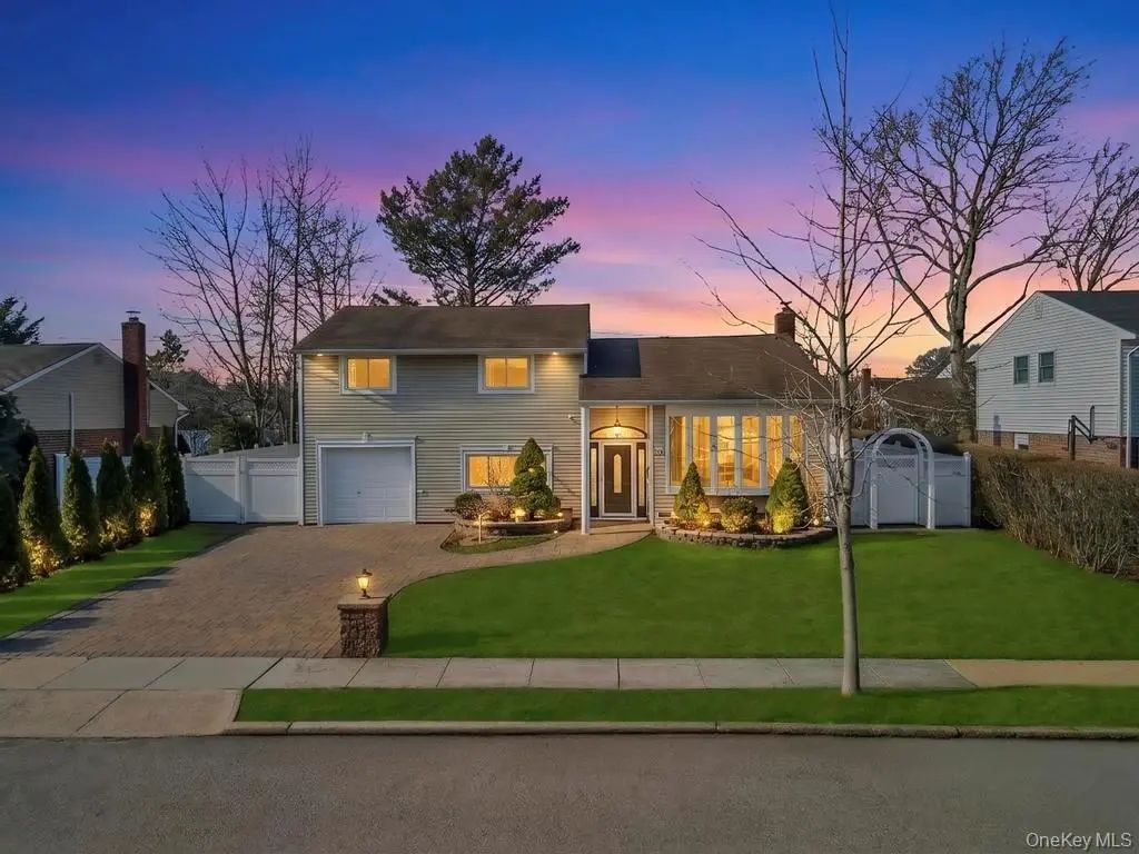 16 Phipps Lane, Plainview