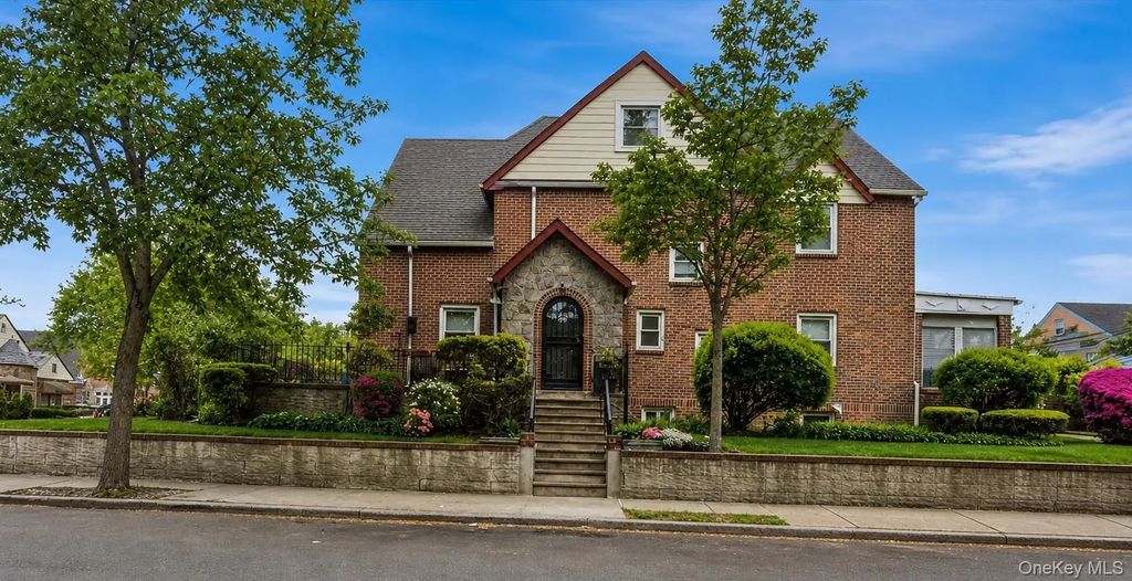 6402 Ellwell Crescent, Rego Park