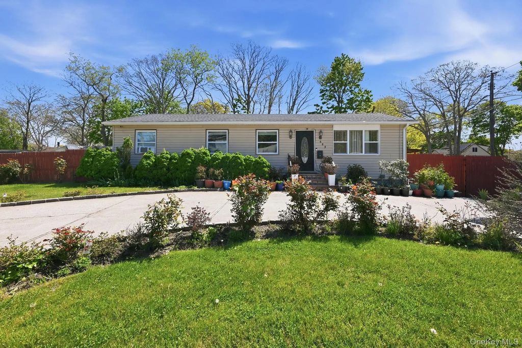 683 Broadway, Brentwood
