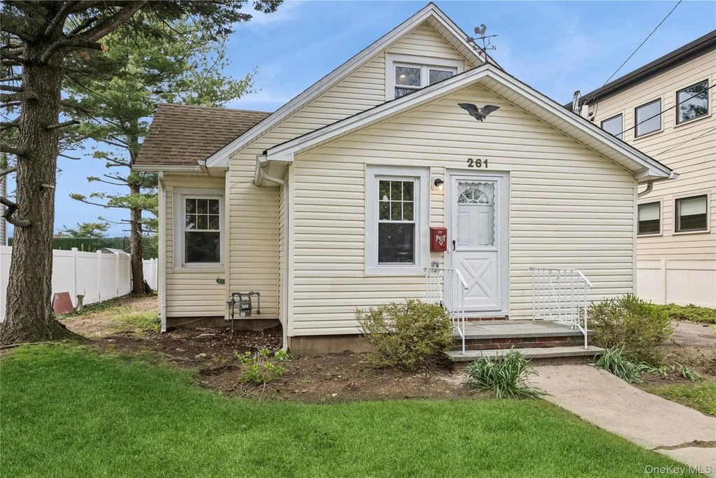 261 Marcellus Road, Mineola