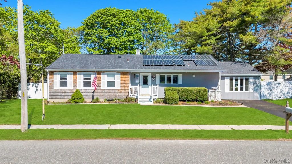 729 Ent Avenue, Westhampton