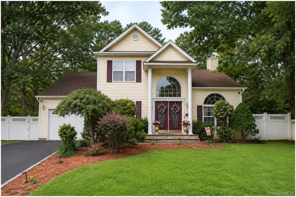16 Winterberry Drive, Middle Island