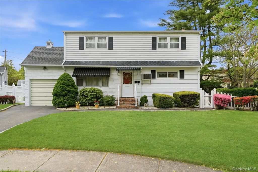 1733 Meadow Court, East Meadow