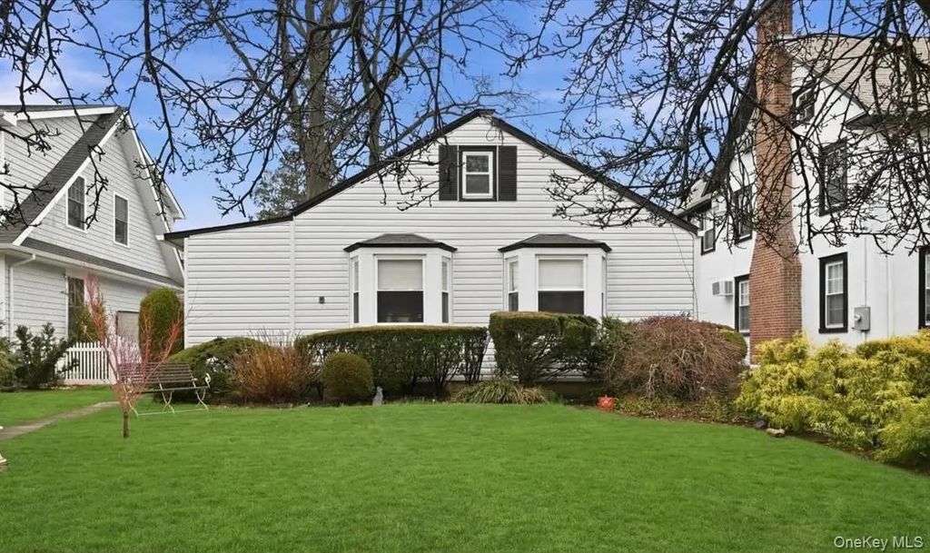 163 Elm Street, Roslyn Heights