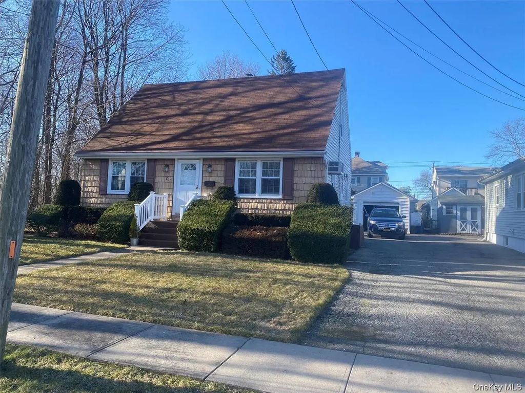 211 Mineola Avenue, Carle Place
