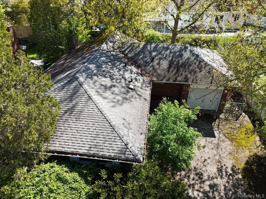 14 Central Park Road, Plainview