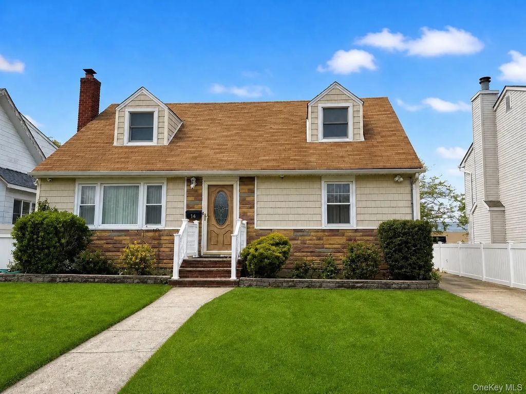 14 Evans Avenue, Albertson