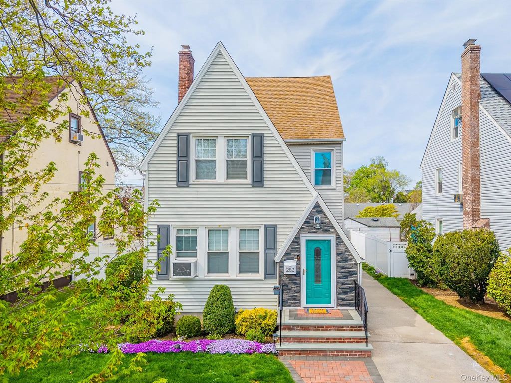 282 Houston Avenue, Mineola