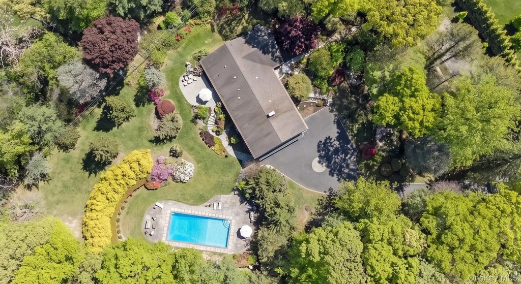 55 Rolling Hill Lane, Old Westbury