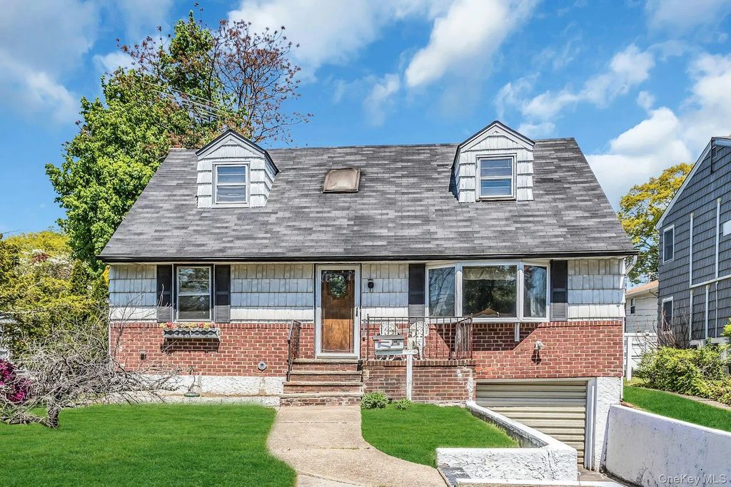 325 N Service Road, Roslyn Heights
