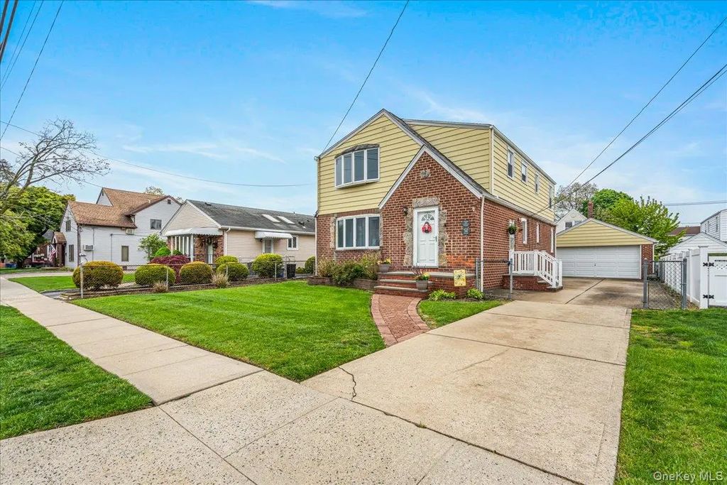 38 7th Street, Garden City Park