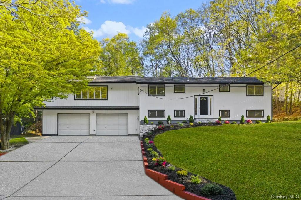 56 Mcarthur Lane, Smithtown