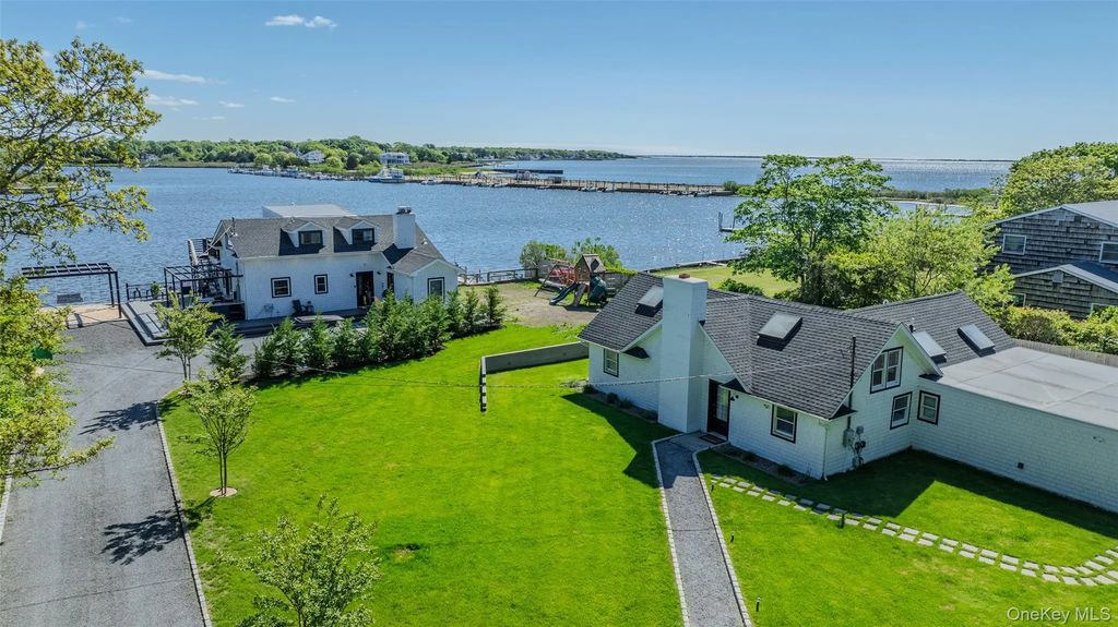 53 Old Neck Road S, Center Moriches