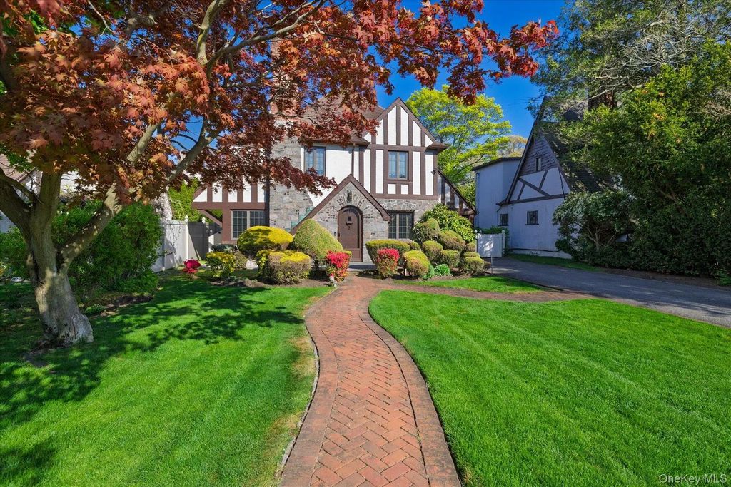 19 Addison Place, Rockville Centre