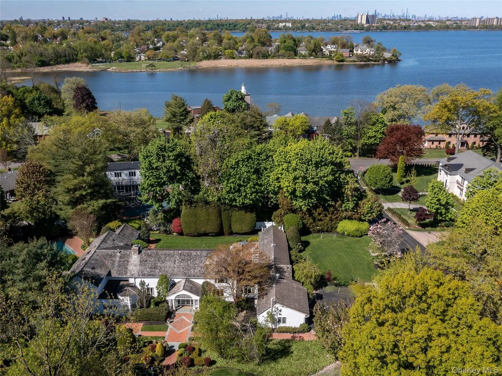 2 Aspen Place, Great Neck