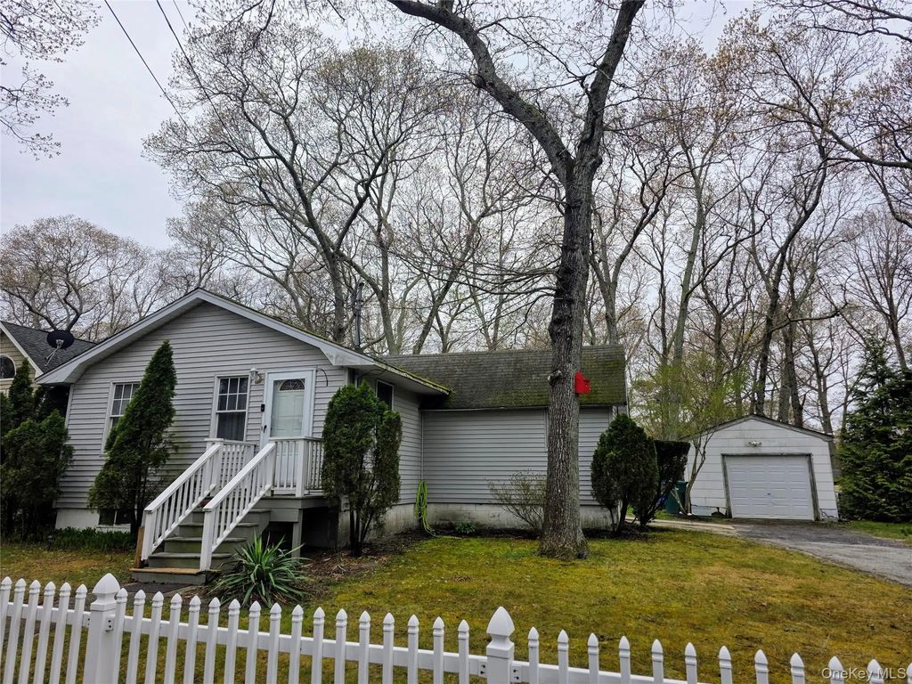 117 Maple Avenue, Flanders
