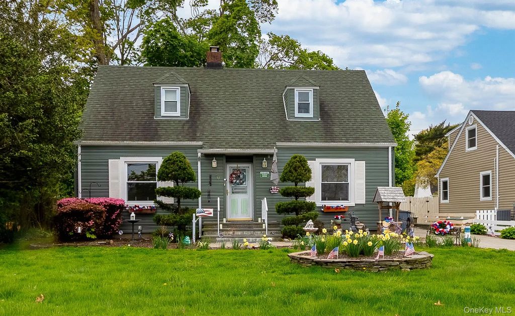 90 Sunset Road, Bay Shore