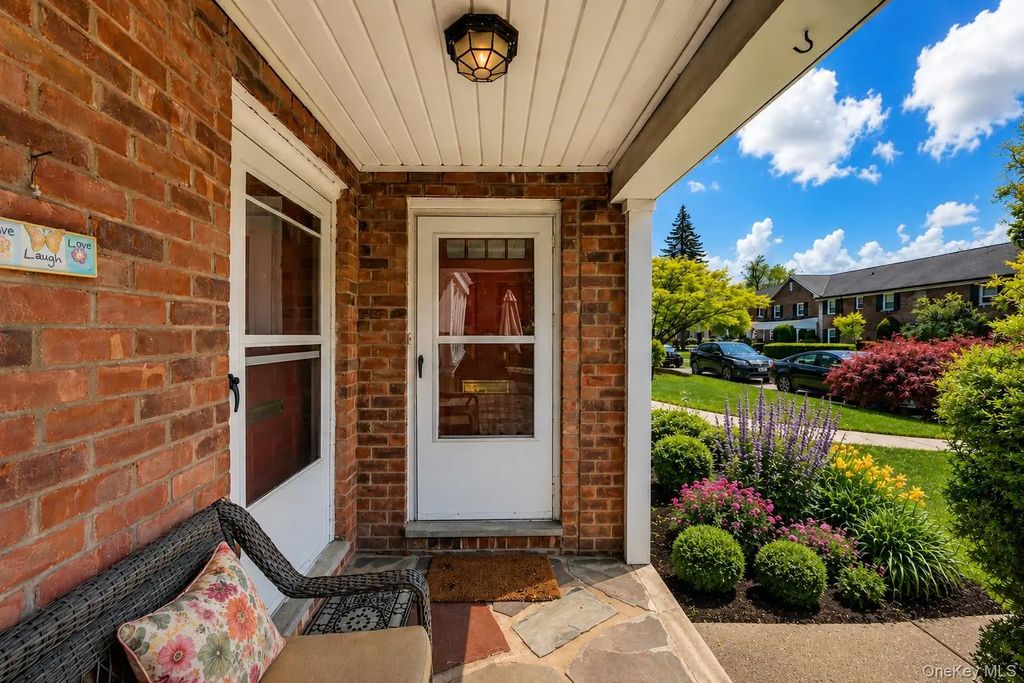 45 Robins Crescent # 45, New Rochelle
