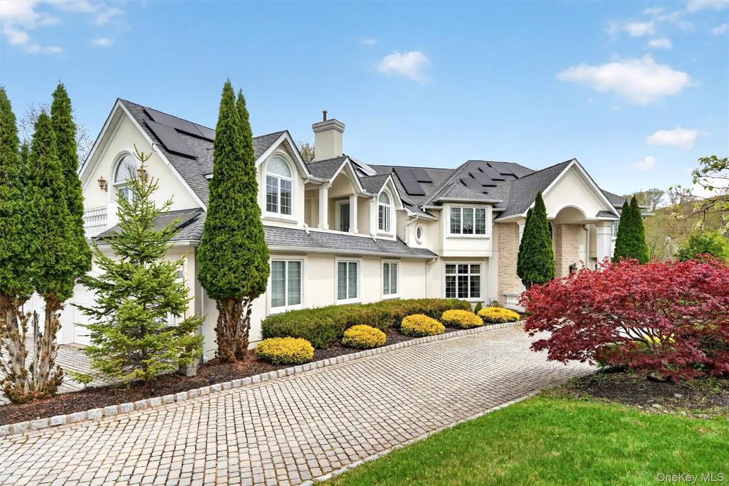 23 Greenwich Avenue, Woodbury