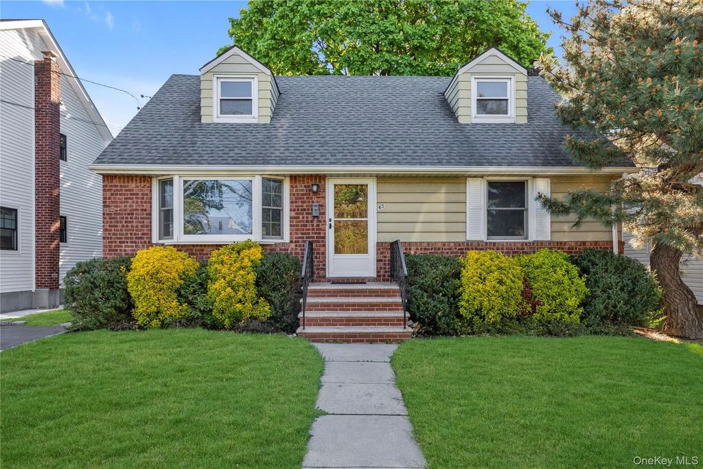 65 Grant Avenue, Albertson
