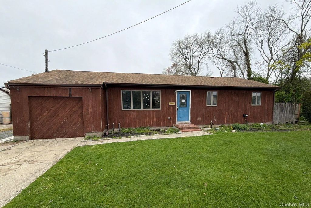 209 Moffitt Boulevard, Islip