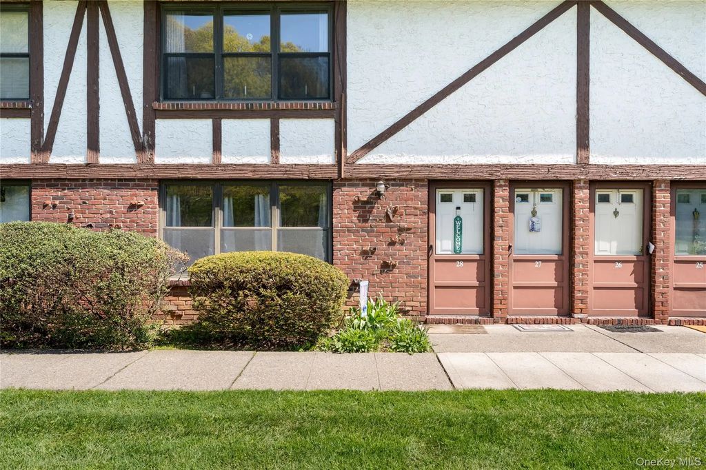 28 Bailey Court # 28, Middle Island