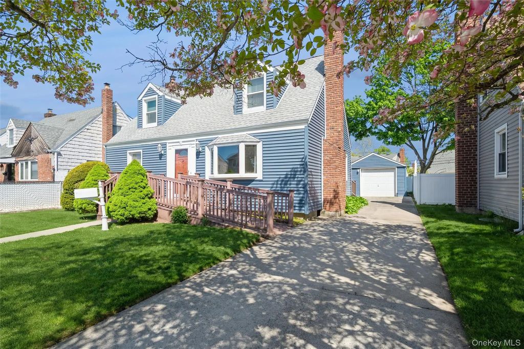23 Gables Drive, Hicksville