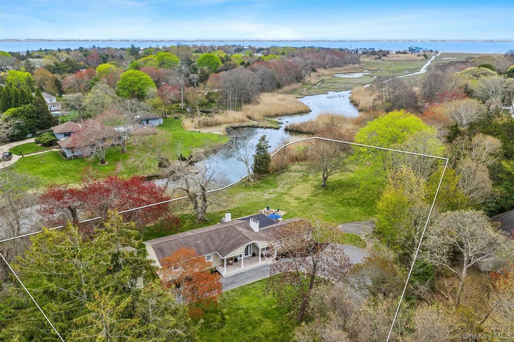 111 S Country Road, Remsenburg