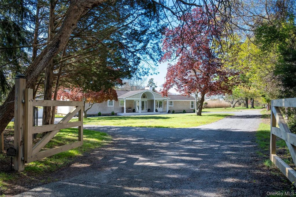 111 S Country Road, Remsenburg