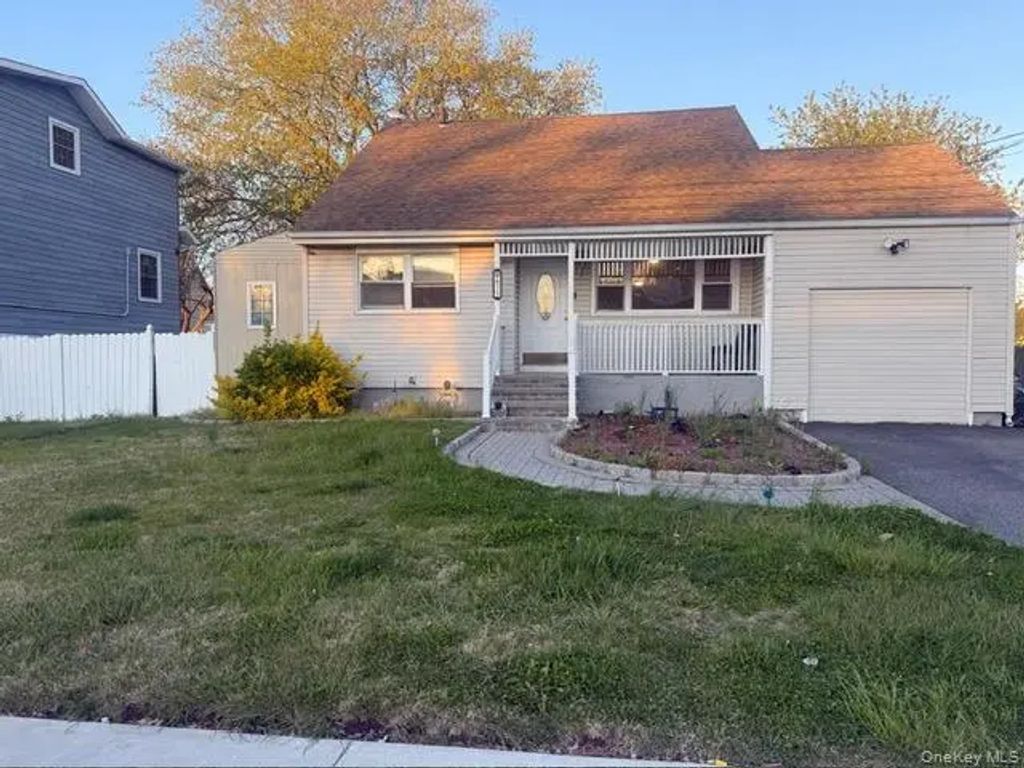 675 S Long Beach Avenue, Freeport