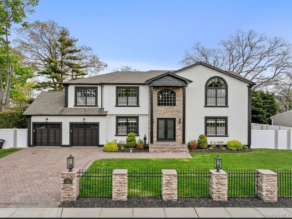 250 N 5th Street, Lindenhurst