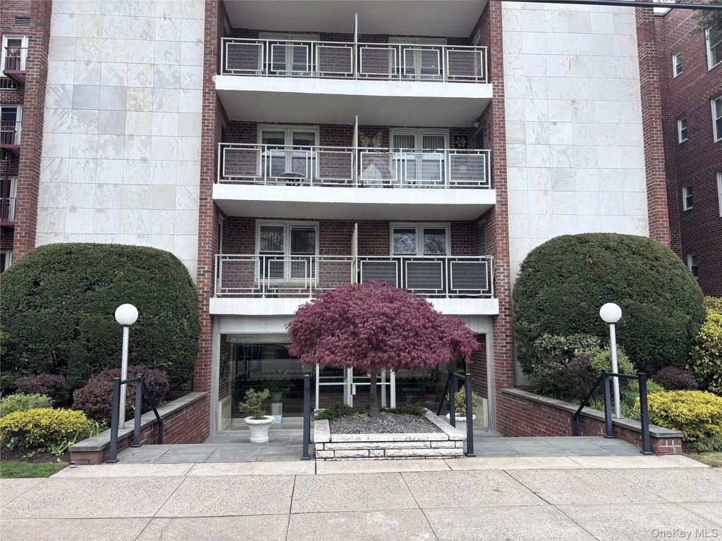 110 Brooklyn Avenue # 3q, Freeport