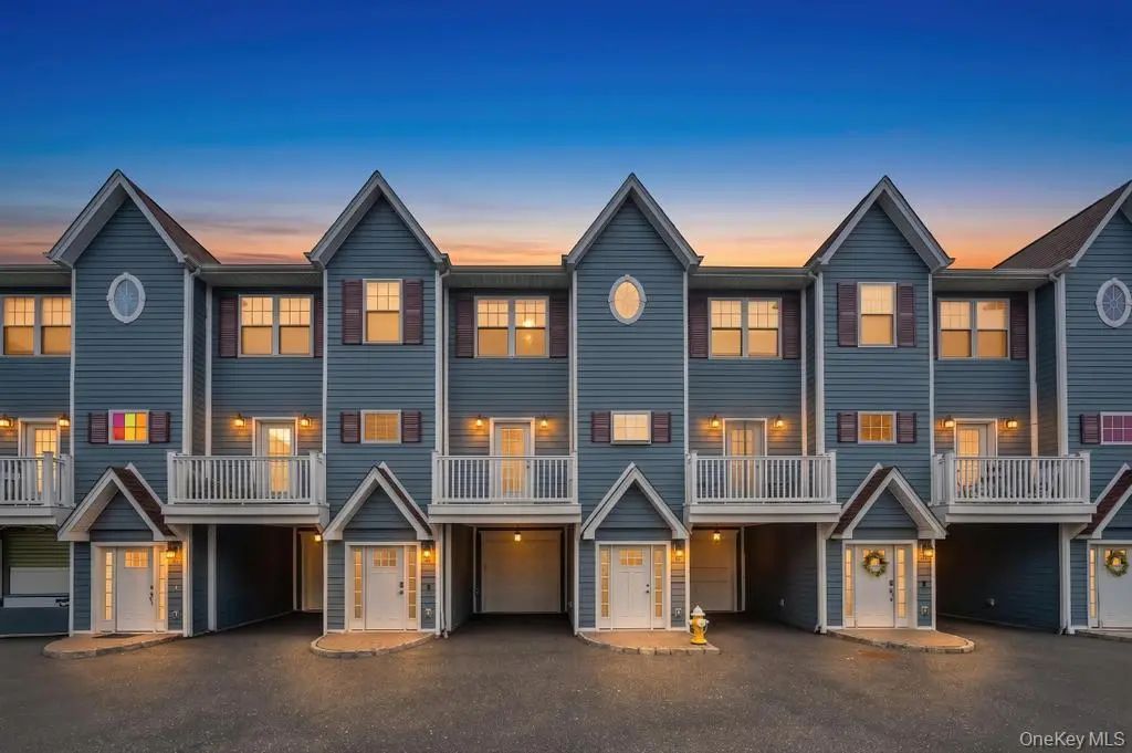 18 Hearthstone Court, Farmingdale
